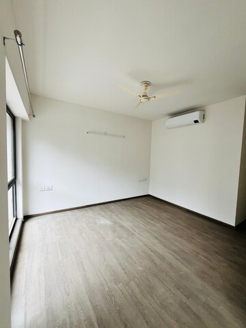 Room in 2.5 BHK Builder Floor at Smart World Orchard, Sector 61 – for Sale