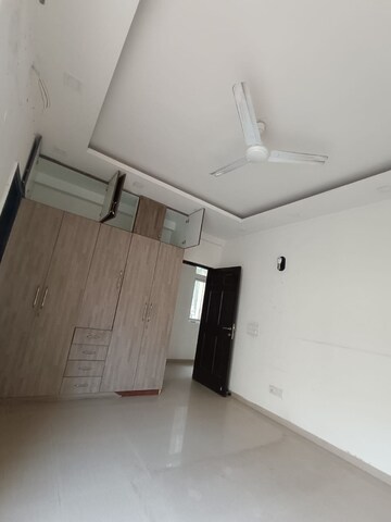 Room in 2.5 BHK Apartment at Emaar MGF Emerald Hills, Sector 65 – for Rent