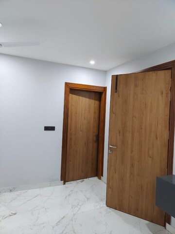 Room in 3 BHK Builder Floor at Sector 57 – for Rent