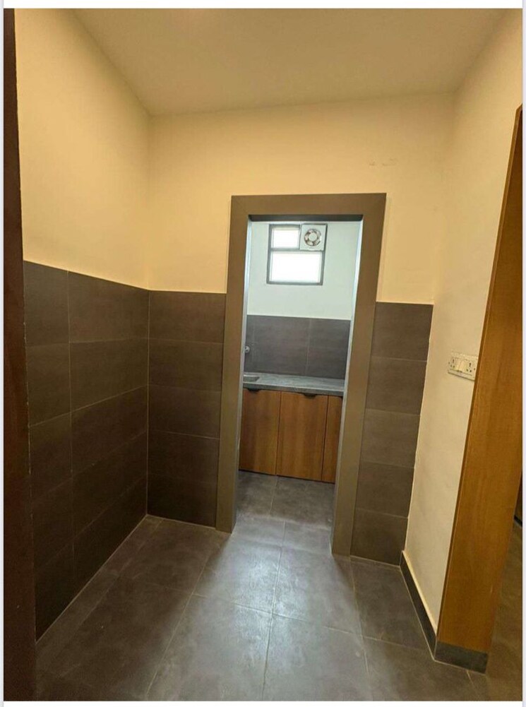 Room, sector 66 Commercial Office Space 4000 Sq.Ft. In Sector 66 Noida 9727942