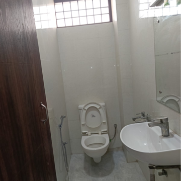 Bathroom in 1 BHK Builder Floor at Huda Market, Sector 31 – for Rent