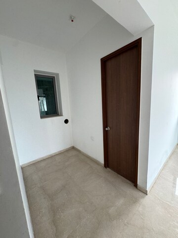 Room in 3 BHK Apartment at Kalpataru Immensa, Kolshet Road – for Rent