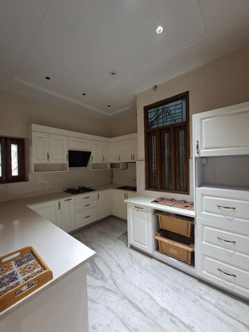 Balcony in 3 BHK Independent House at RWA Apartments Sector 40, Sector 40 – for Rent