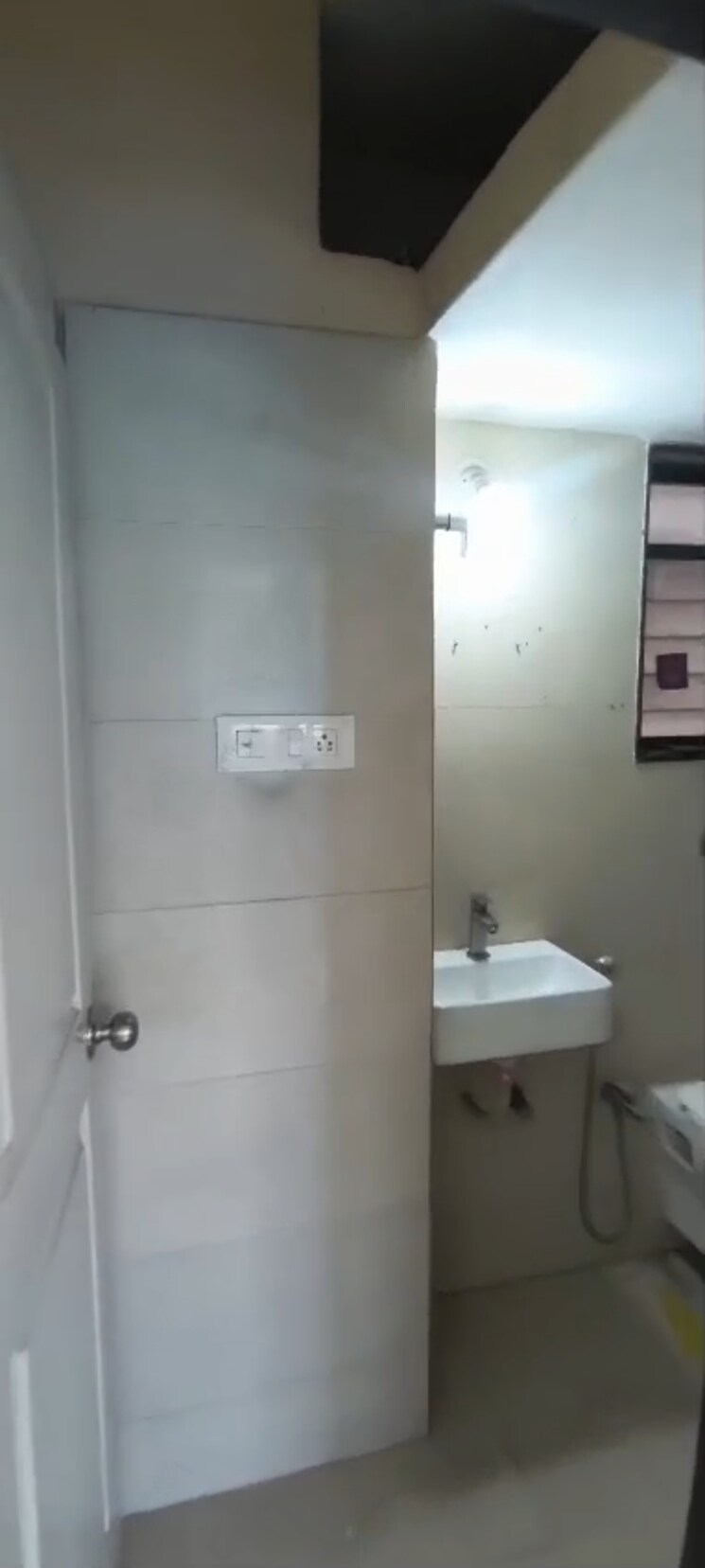 Bathroom, narayan-niwas-vile-parle-east 1 Bedroom 500 Sq.Ft. Apartment In Vile Parle East Mumbai 9728296