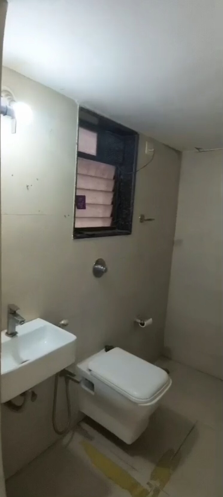 Bathroom, narayan-niwas-vile-parle-east 1 Bedroom 500 Sq.Ft. Apartment In Vile Parle East Mumbai 9728296