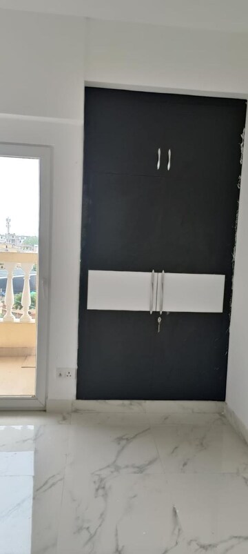 Furnished Amenities in 3 BHK Apartment at Purvanchal Royal City II, Chi V Greater Noida – for Rent