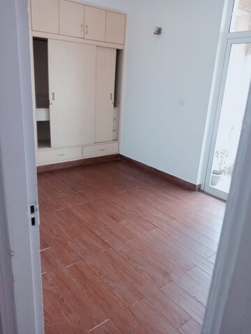 Room in 2 BHK Apartment at DLF Regency Park I, Dlf Phase iv – for Rent