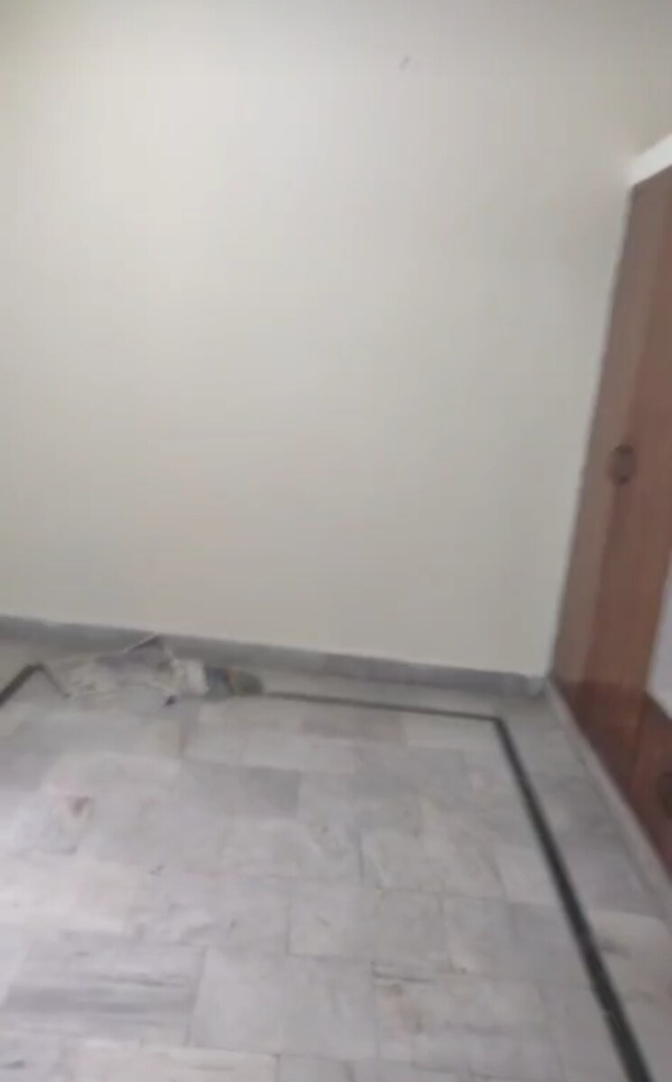 Room, sector 27 2 Bedroom 1337 Sq.Ft. Builder Floor In Sector 27 Noida 9728389