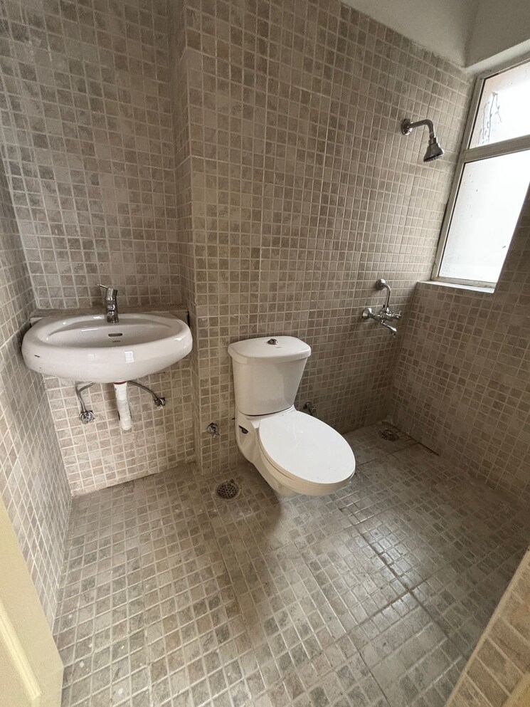 Bathroom, paras-tierea 3.5 Bedroom 1265 Sq.Ft. Apartment In Sector 137 Noida 9728381