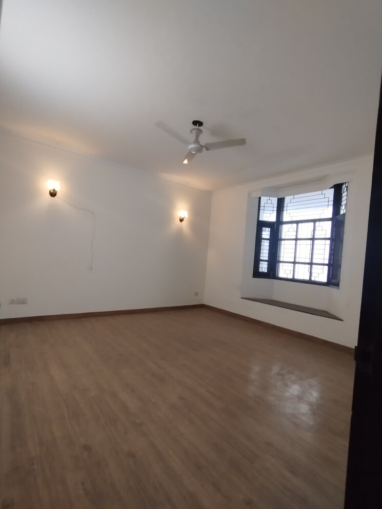 Room, kalkaji 3 Bedroom 2700 Sq.Ft. Builder Floor In Kalkaji Delhi 9728501