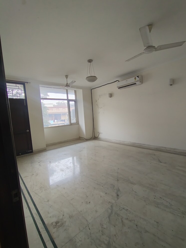 Room, kalkaji 3 Bedroom 2700 Sq.Ft. Builder Floor In Kalkaji Delhi 9728501