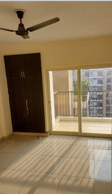 Room in 3 BHK Apartment at Panchsheel Greens II, Sector 16 Greater Noida – for Rent