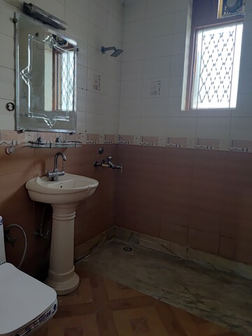 Bathroom in 3 BHK Builder Floor at S S Southend, Sector 49 – for Rent