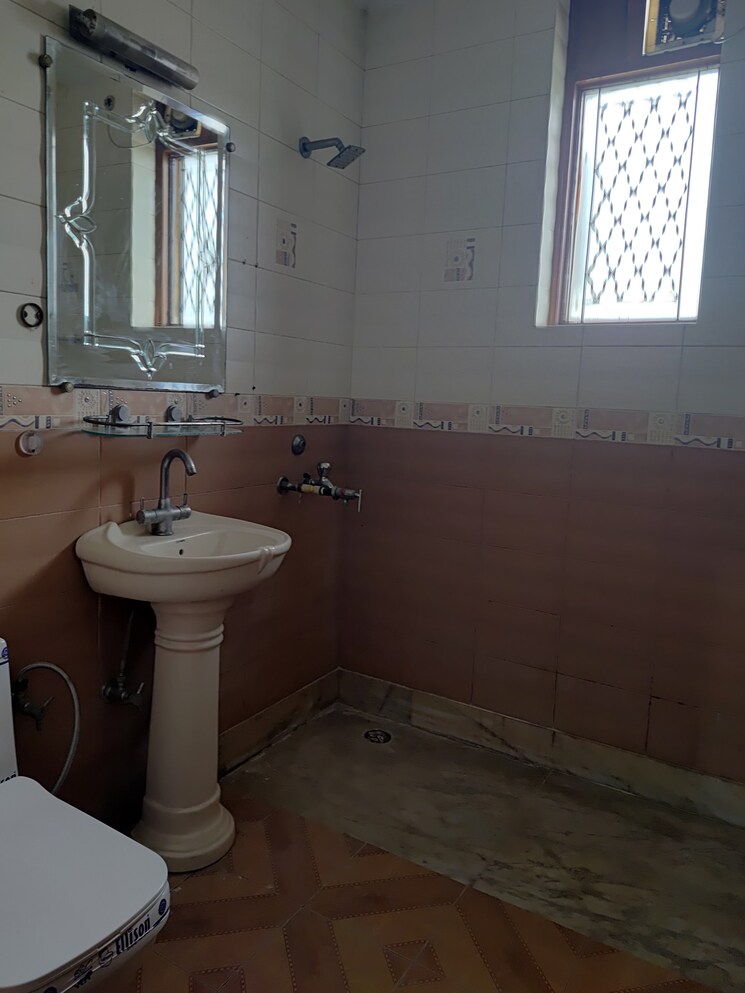 Bathroom, s-s-southend 3 Bedroom 1600 Sq.Ft. Builder Floor In Sector 49 Gurgaon 9728524