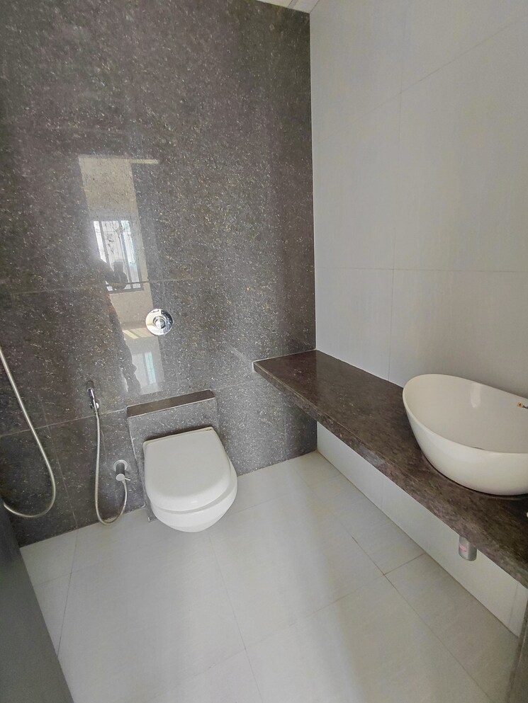 Bathroom, lalani-grandeur 2 Bedroom 651 Sq.Ft. Apartment In Goregaon East Mumbai 9728535