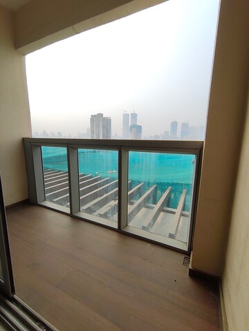 Room in 3 BHK Apartment at Piramal Aranya Arav, Byculla – for Rent