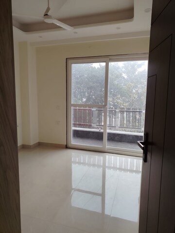 Room in 2 BHK Builder Floor at Sector 40 – for Rent