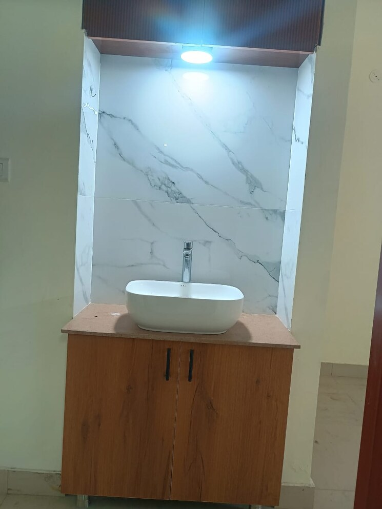 Bathroom, sector 14 dwarka 2 Bedroom 1200 Sq.Ft. Apartment In Sector 14 Dwarka Delhi 9728764