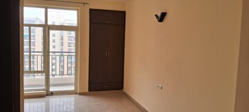 Room in 2 BHK Apartment at Omaxe R2, Gomti Nagar – for Rent