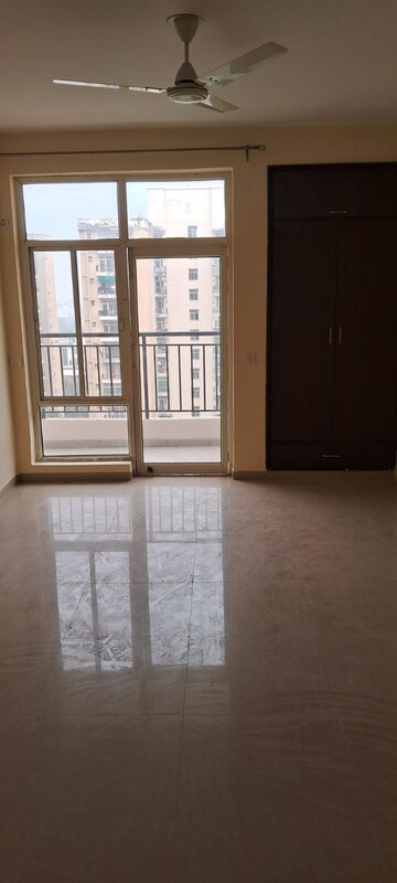 Room in 2 BHK Apartment at Omaxe R2, Gomti Nagar – for Rent