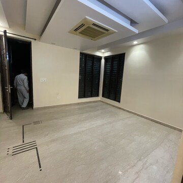 Room in 4 BHK Builder Floor at Sector 21c – for Rent