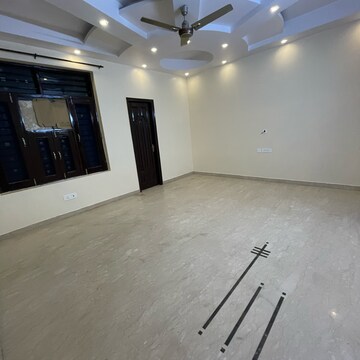 Room in 4 BHK Builder Floor at Sector 21c – for Rent