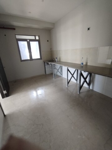 Room in 4 BHK Apartment at Oberoi Enigma, Mulund West – for Sale