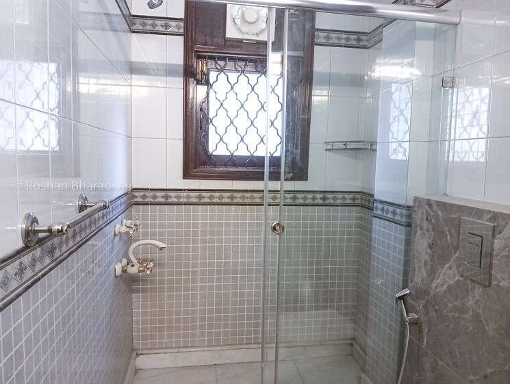 Bathroom, sarvodaya enclave 4 Bedroom 4500 Sq.Ft. Builder Floor In Sarvodaya Enclave Delhi 9728954