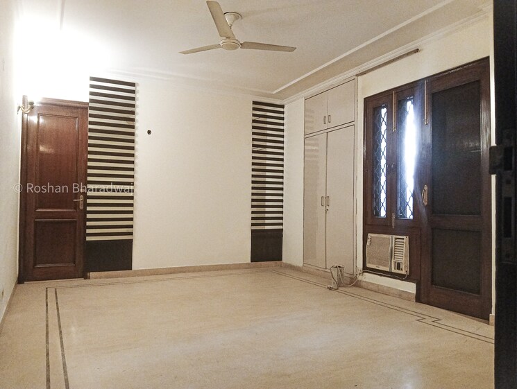 Room, sarvodaya enclave 4 Bedroom 4500 Sq.Ft. Builder Floor In Sarvodaya Enclave Delhi 9728954