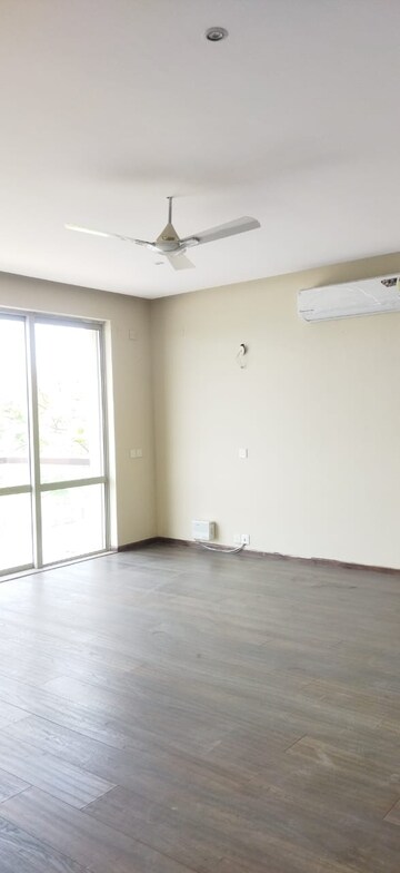 Room in 5 BHK Independent House at Unitech The Villas, Sector 33 – for Rent