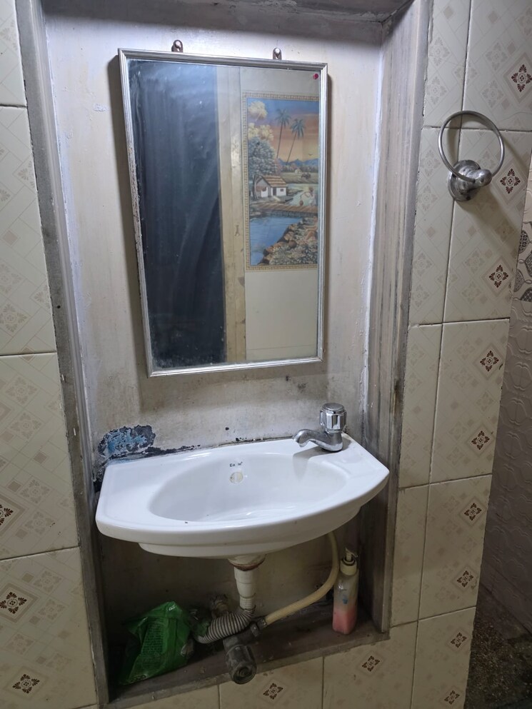 Bathroom, rushi-the-kollage 1 RK 350 Sq.Ft. Apartment In Andheri East Mumbai 9726652