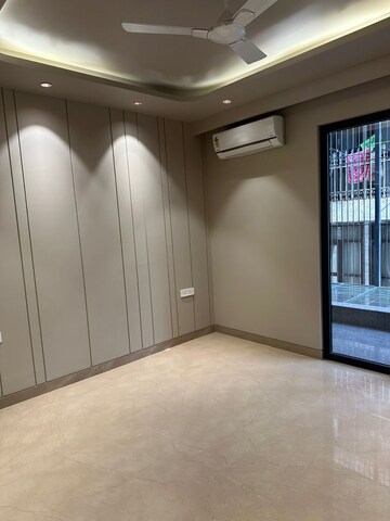 Room in 3 BHK Builder Floor at Dlf Phase ii – for Rent