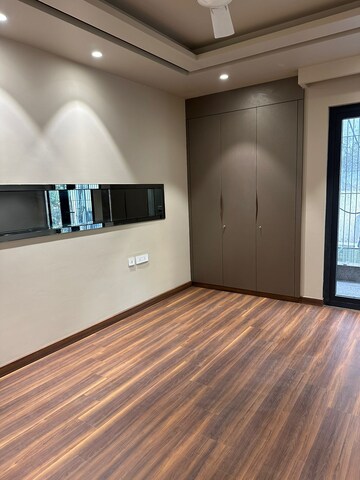 Room in 3 BHK Builder Floor at Dlf Phase ii – for Rent