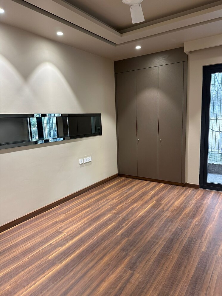 Room, dlf phase ii 3 Bedroom 250 Sq.Yd. Builder Floor In Dlf Phase ii Gurgaon 9729045