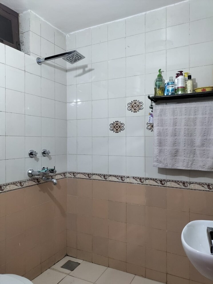 Bathroom, huda-market 3 Bedroom 1900 Sq.Ft. Builder Floor In Sector 31 Gurgaon 9729245