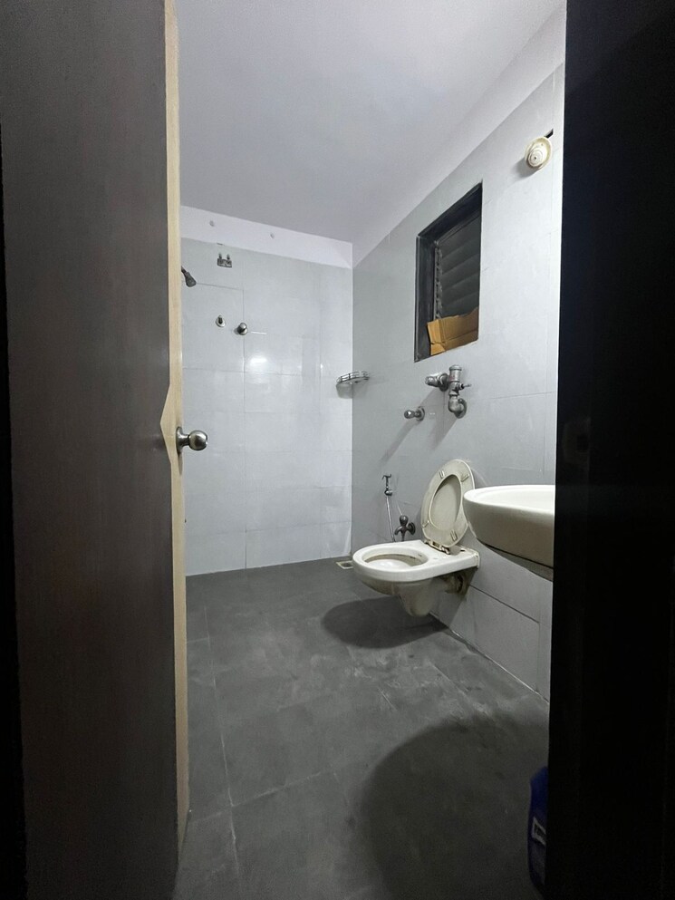 Bathroom, sanpada sector 11 3 Bedroom 1600 Sq.Ft. Apartment In Sanpada Sector 11 Navi Mumbai 9729264