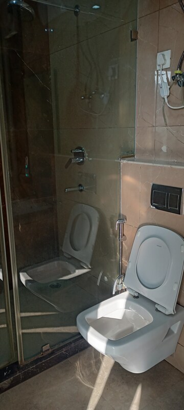 Bathroom in 4 BHK Builder Floor at DLF City Phase IV, Dlf Phase iv – for Rent