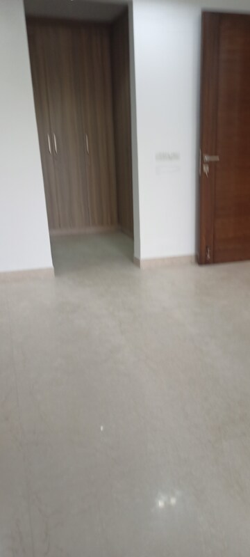 Room in 4 BHK Builder Floor at DLF City Phase IV, Dlf Phase iv – for Rent