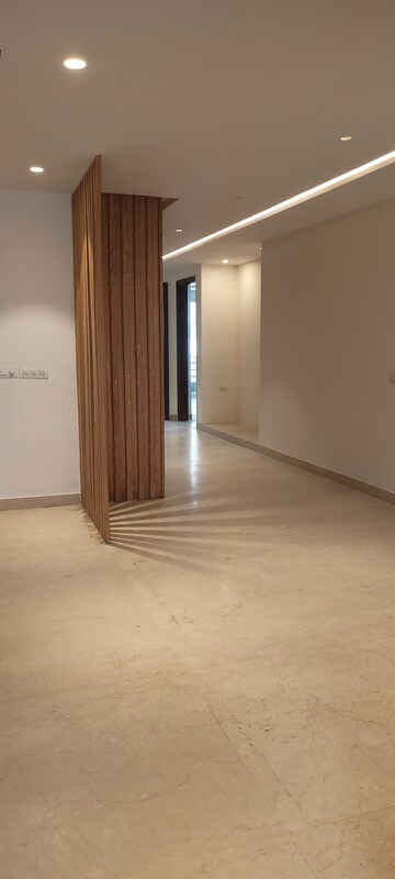 Room in 4 BHK Builder Floor at DLF City Phase IV, Dlf Phase iv – for Rent