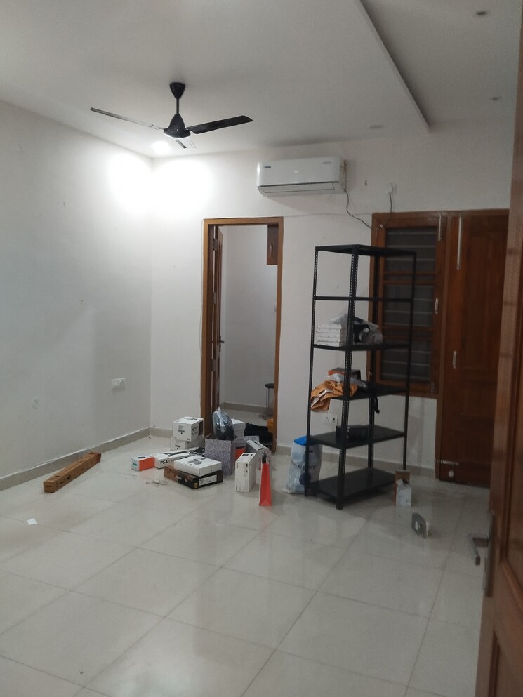 Room, gomti nagar Commercial Office Space 2152 Sq.Ft. In Gomti Nagar Lucknow 9729450