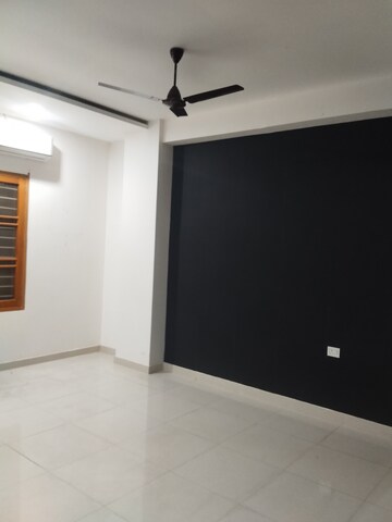 Room in  Office Space at Gomti Nagar – for Rent