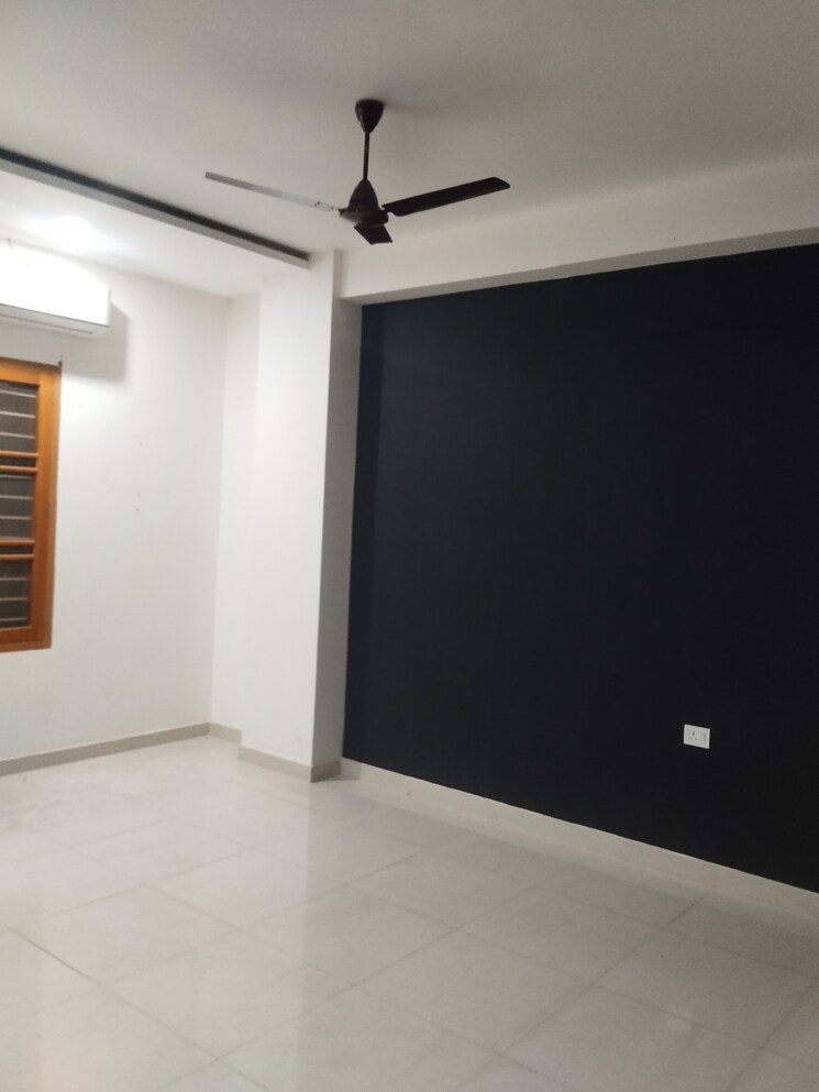 Room, gomti nagar Commercial Office Space 2152 Sq.Ft. In Gomti Nagar Lucknow 9729450