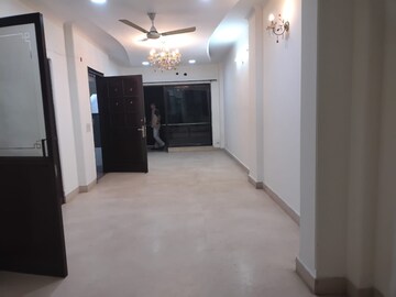 Room in 3 BHK Builder Floor at Sarvapriya Vihar – for Rent