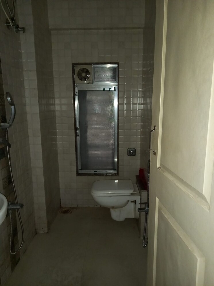 Bathroom, rajhans-society 1 Bedroom 468 Sq.Ft. Apartment In Goregaon East Mumbai 9729519