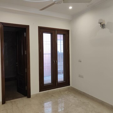 Room in 4 BHK Builder Floor at Vasant Vihar – for Rent