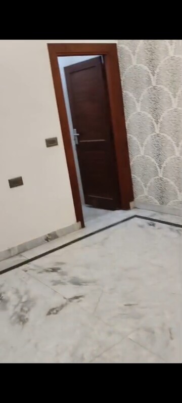 Furnished Amenities in 3 BHK Builder Floor at Vaishali Sector 5 – for Sale