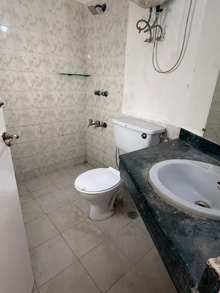 Bathroom, unitech-ivory-towers 3 Bedroom 1734 Sq.Ft. Apartment In Sector 40 Gurgaon 9730065