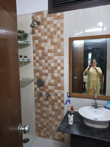 Bathroom in Studio Apartment at Varun Enclave, Sector 28 – for Rent