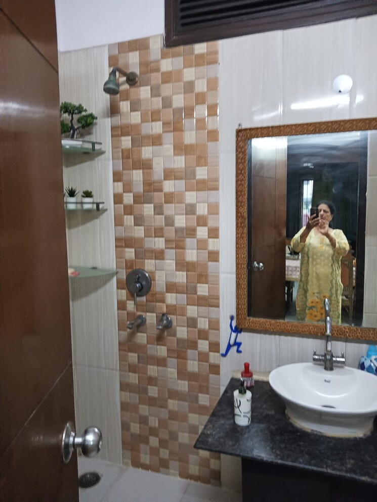Bathroom, varun-enclave Studio 300 Sq.Ft. Apartment In Sector 28 Noida 9730097