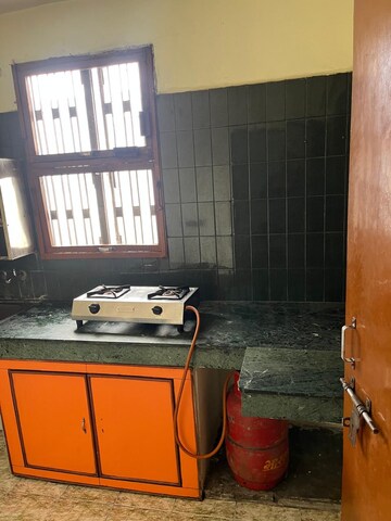 Kitchen in 1.5 BHK Builder Floor at Gomti Nagar – for Rent